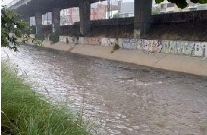 Imágenes: Paramédicos rescataron a un joven luego de caer con su carro en el río Guaire