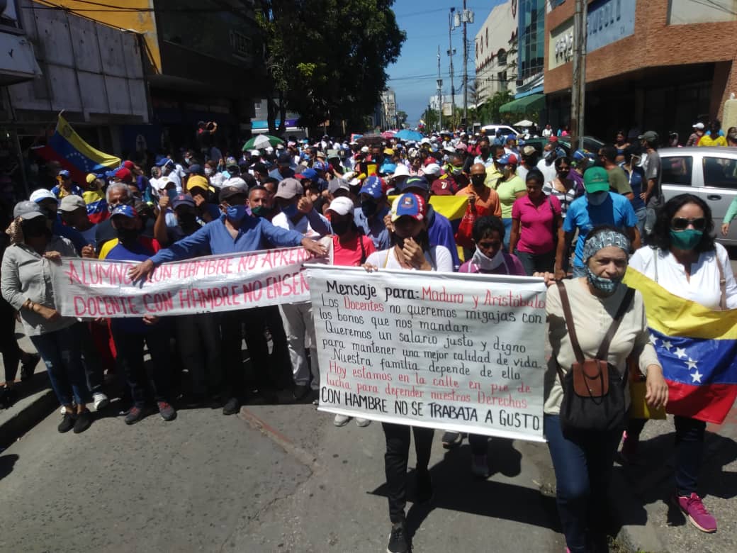 Docentes se concentran en la plaza del Estudiante en Cumaná #5Oct (FOTOS)