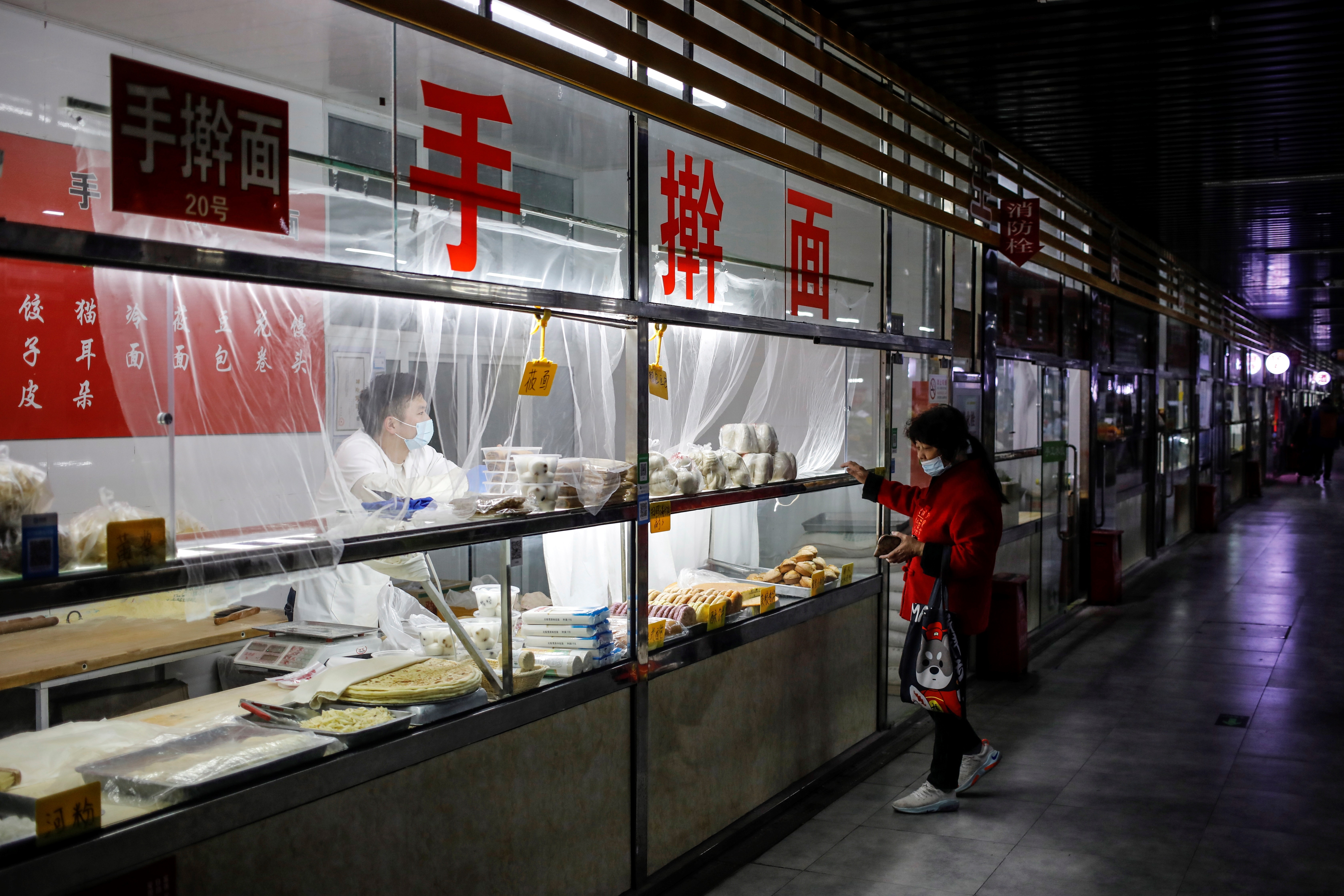 Hallan en China una muestra viva de coronavirus en embalaje de bacalao congelado