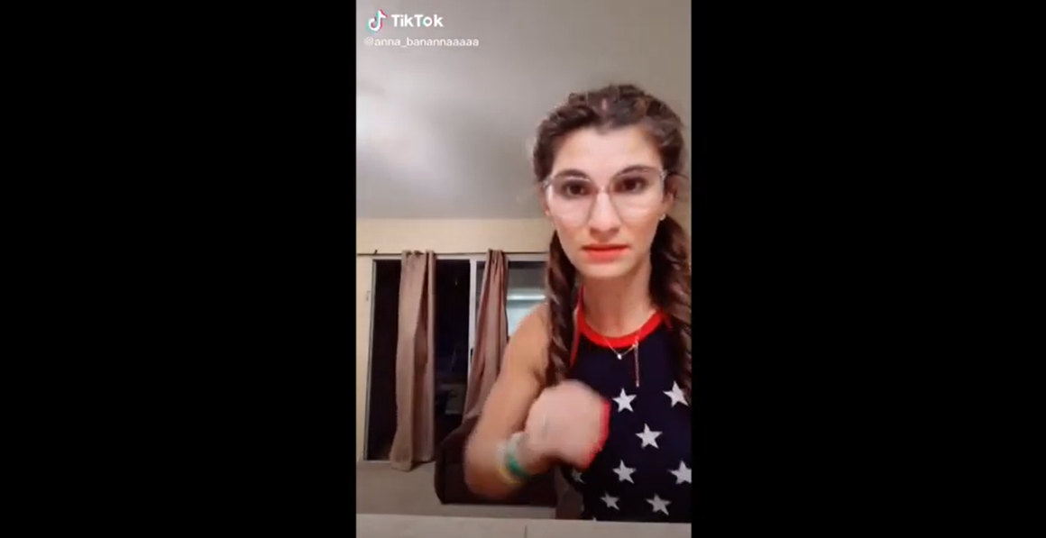 VIRAL: Una figura espeluznante aparece en un VIDEO de Tiktok y deja a una mujer aterrada