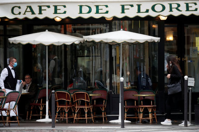 Calles de París desiertas durante primera noche de toque de queda