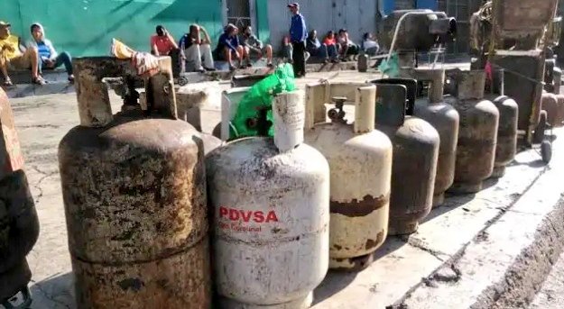 Vecinos de varias zonas en Miranda llevan más de 20 días sin gas doméstico #15Oct (FOTO)