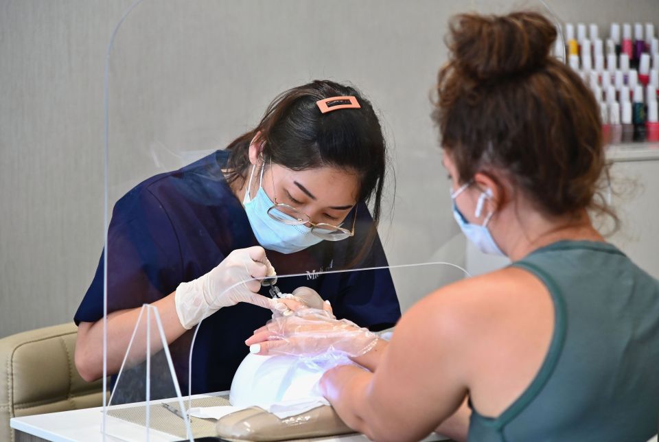 La dura realidad de las manicuristas en Nueva York