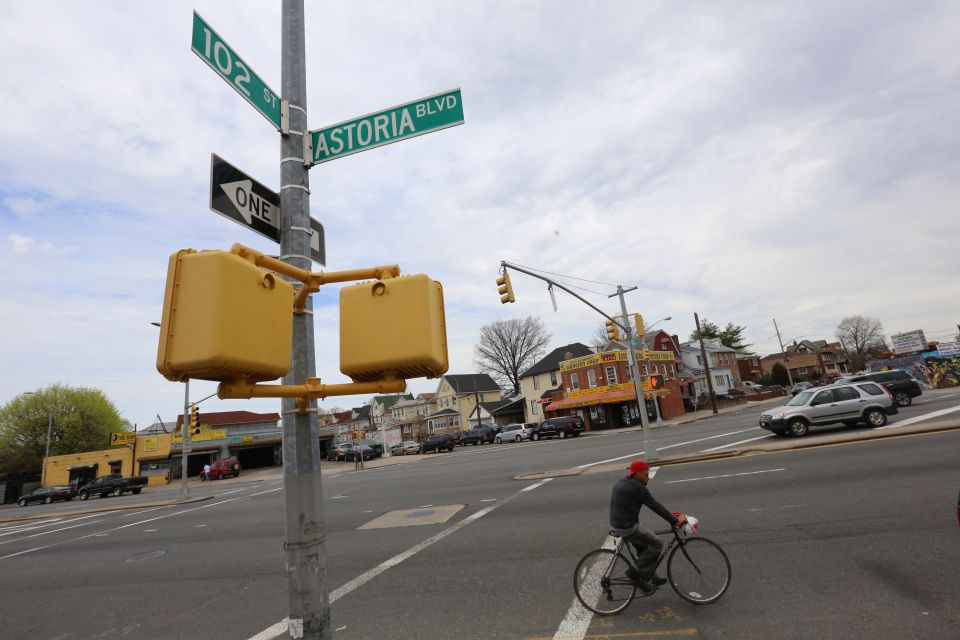 Repartidor murió arrollado por un camión de cervezas en Queens