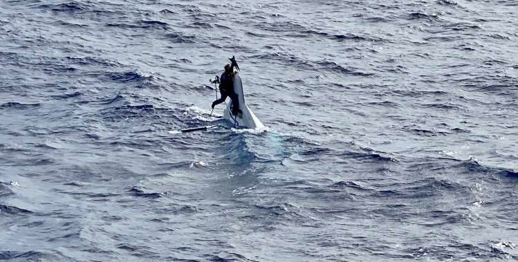 Lo encontraron aferrado a un bote volcado en Florida luego de estar dos días desaparecido