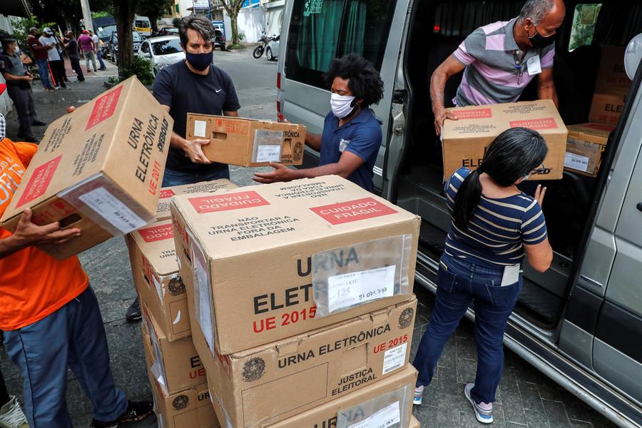 Abren los colegios electorales para las municipales de Brasil