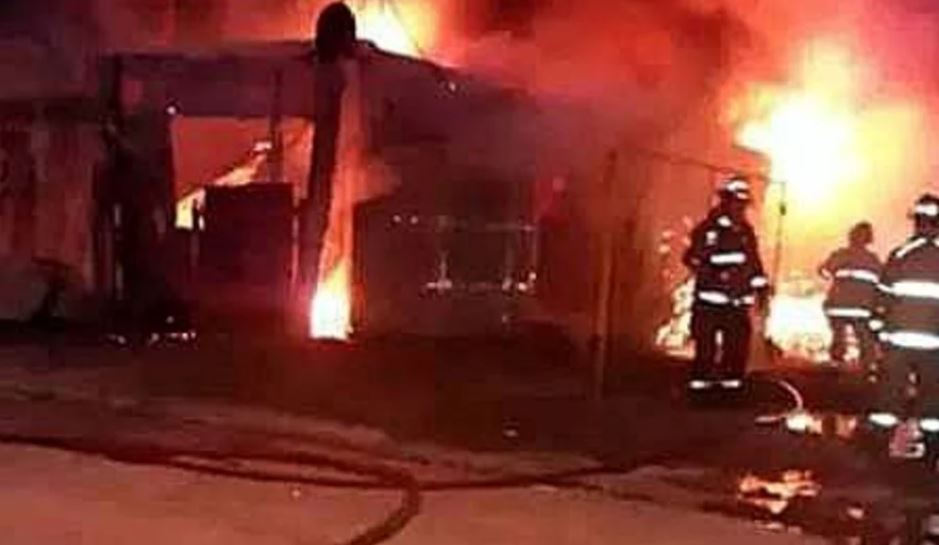 Sus vecinos lo quemaron vivo cuando se enteraron que había abusado a sus hijas