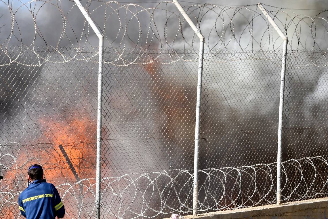 Un terrible incendio registrado en campo de migrantes griego de Samos