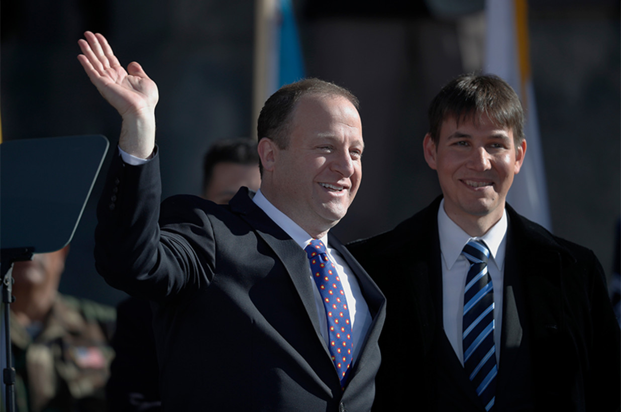 El gobernador de Colorado, Jared Polis, y su esposo dan positivo por Covid-19