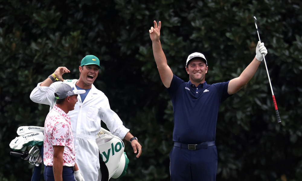 Algo nunca antes visto: Jon Rahm hizo el tiro del siglo… un hoyo en uno “caminando” por el agua (VIDEO)