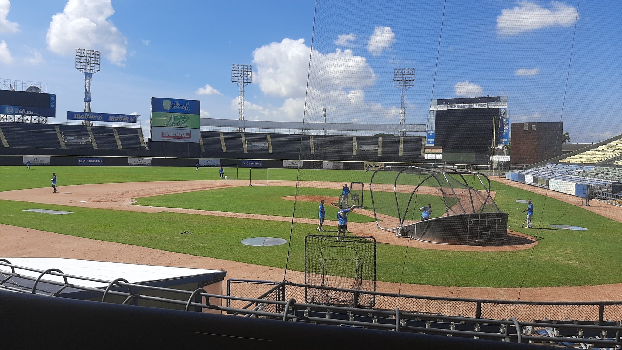 En VIDEO: Se fue la luz en pleno juego de pelota entre Navegantes y Caribes