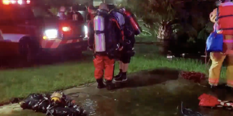 Auto cayó en el profundo canal de un condominio en Lauderhill