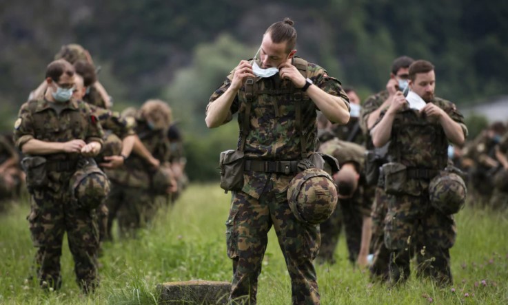 Suiza pone a disposición el ejército ante aumento de casos de Covid-19