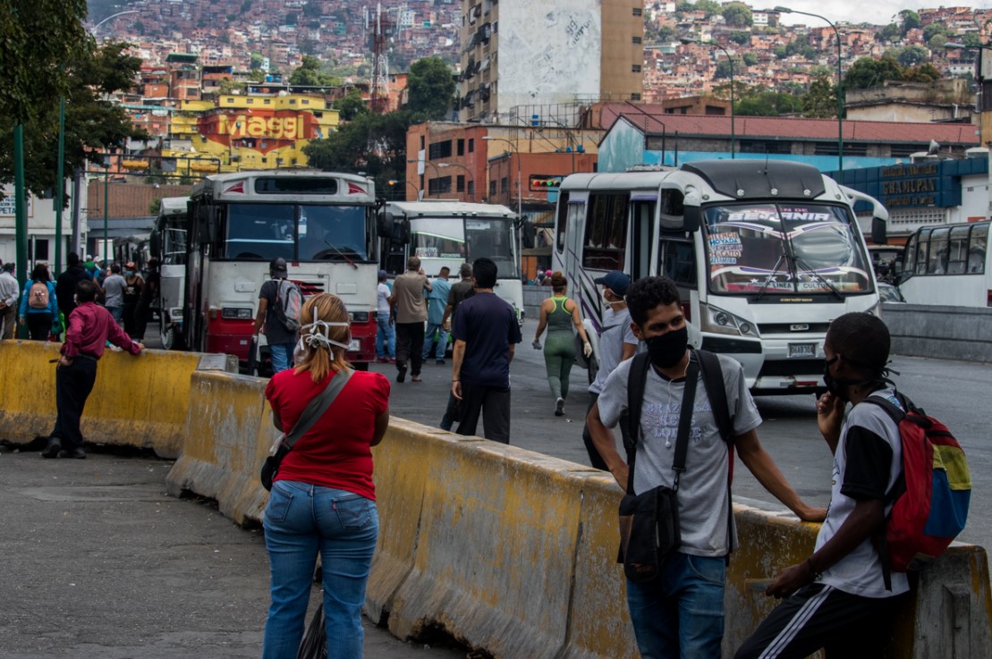 Sin anestesia transportista de Petare aumentaron el pasaje a 100 mil bolívares #25Nov