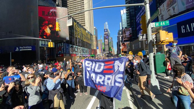 Neoyorquinos celebran el triunfo de Joe Biden en las elecciones (Videos)