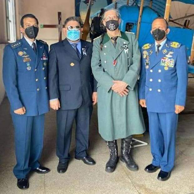 Fuerza aérea chavista le regaló una condecoración al rockero Paul Gillman, quien fue disfrazado de Nazi (FOTO)