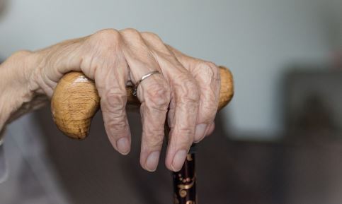 Hilo VIRAL de Twitter acumuló las historias más retorcidas sobre “abuelas malas”