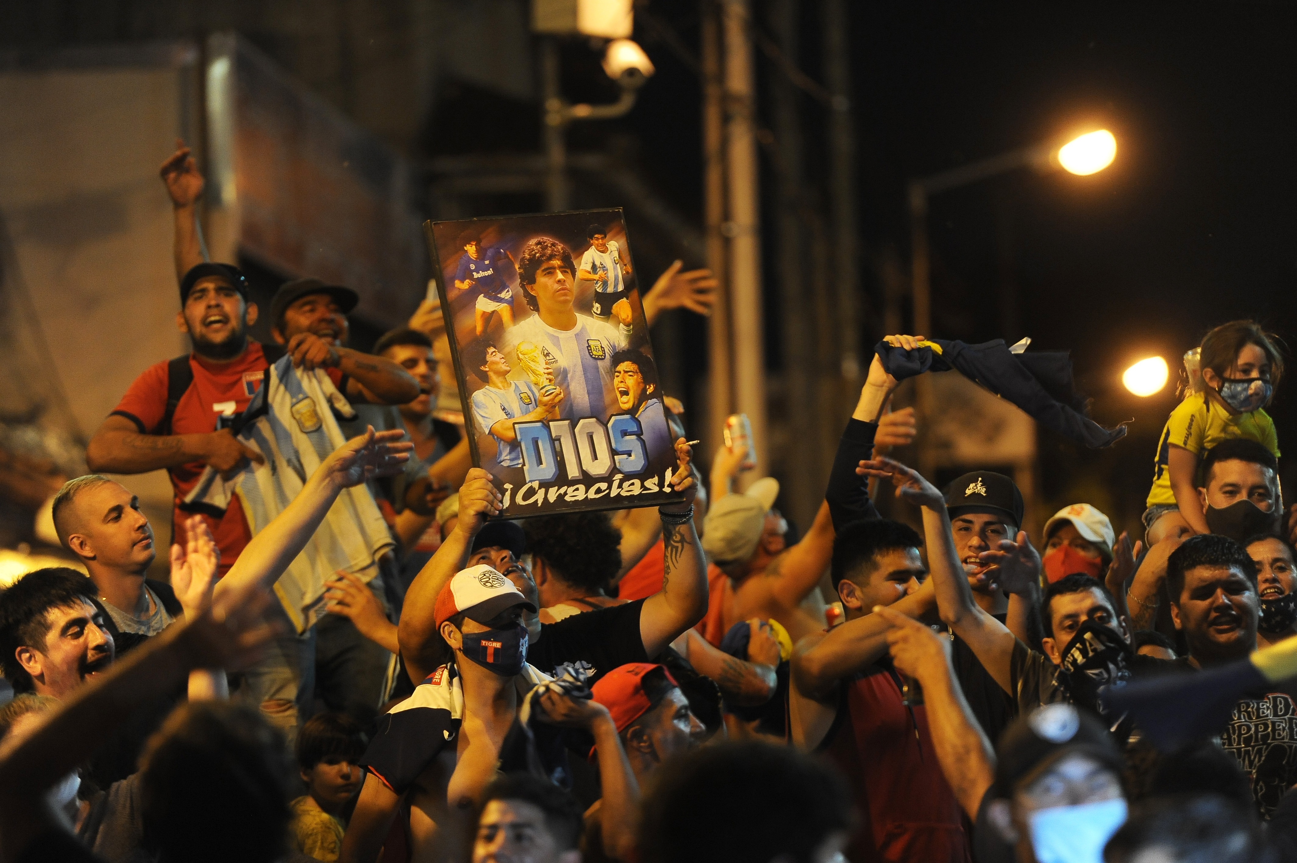 Argentinos llenaron las calles para homenajear entre aplausos a Diego Maradona (VIDEOS)