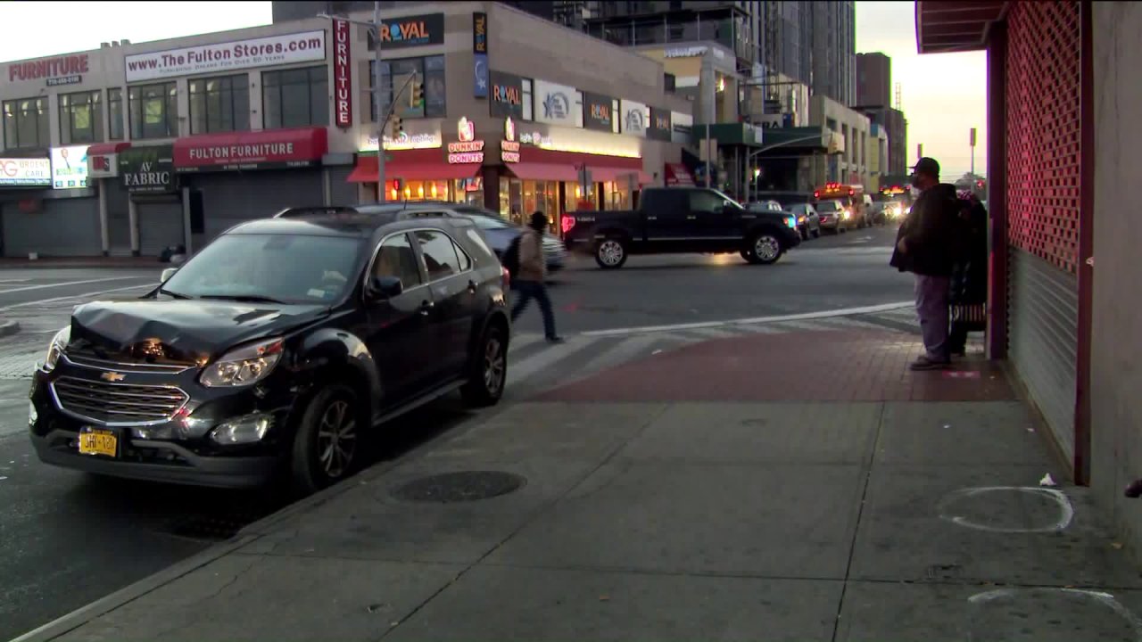 Un choque vehicular en Queens dejó al menos cuatro heridos y un oficial de la policía