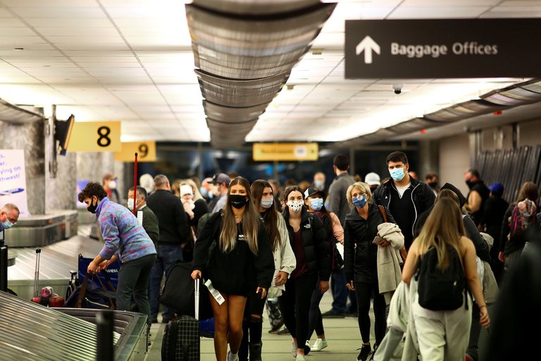 EEUU sancionará a pasajeros que no usen mascarillas en los aviones