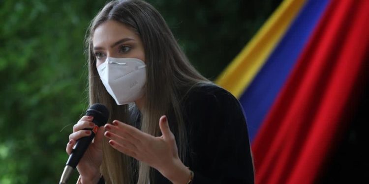 Fabiana Rosales entregó juguetes a niños del Hospital Universitario de los Andes