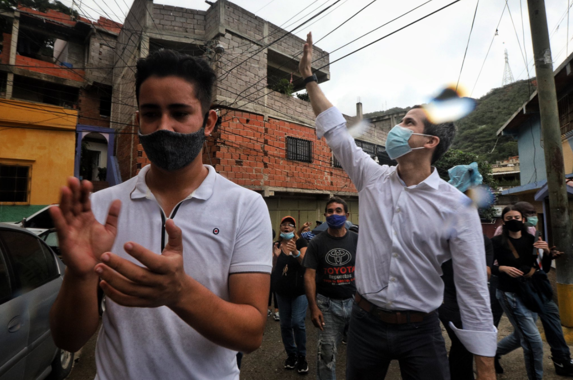 Guaidó recorre Vargas en moto y es recibido con el cariño de los ciudadanos #25Sep (VIDEOS)