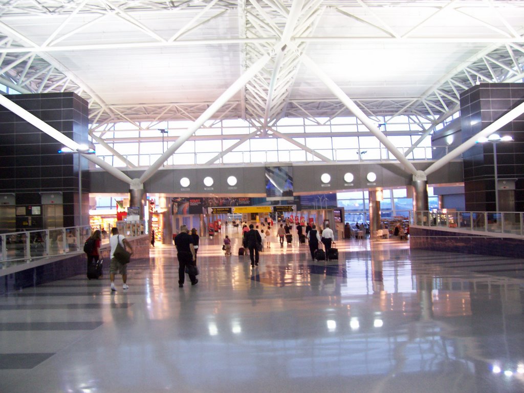 Avión aterrizó en el Aeropuerto Internacional John F. Kennedy tras supuesta amenaza de bomba