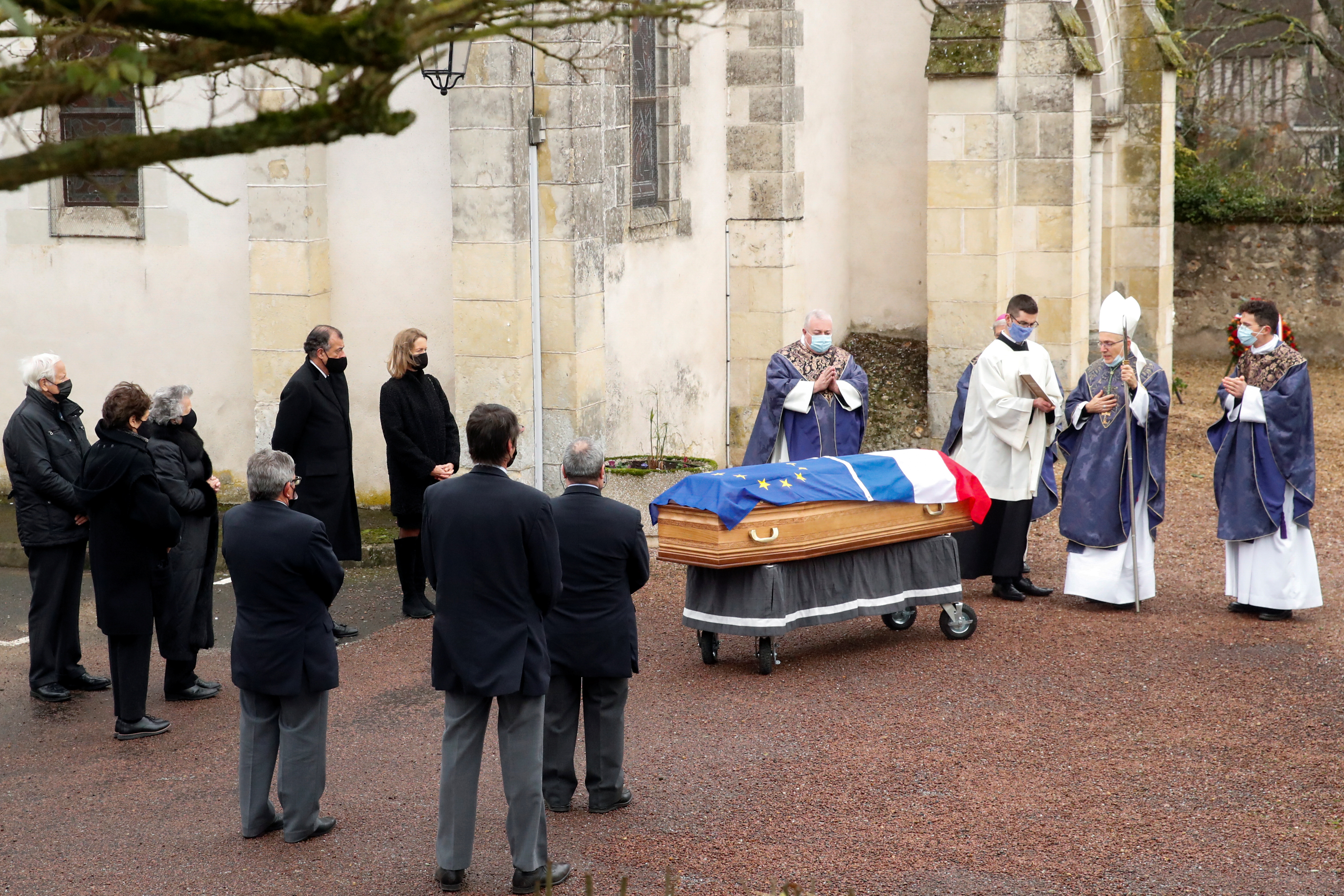 Expresidente francés Giscard d’Estaing es enterrado en una ceremonia familiar