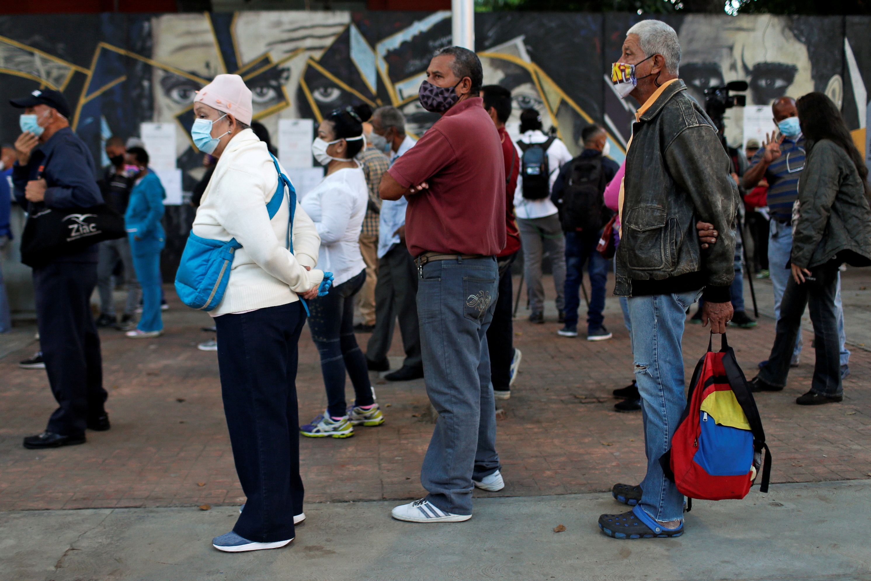 Con el diálogo roto y sin garantías de transparencia, se celebran elecciones regionales en Venezuela