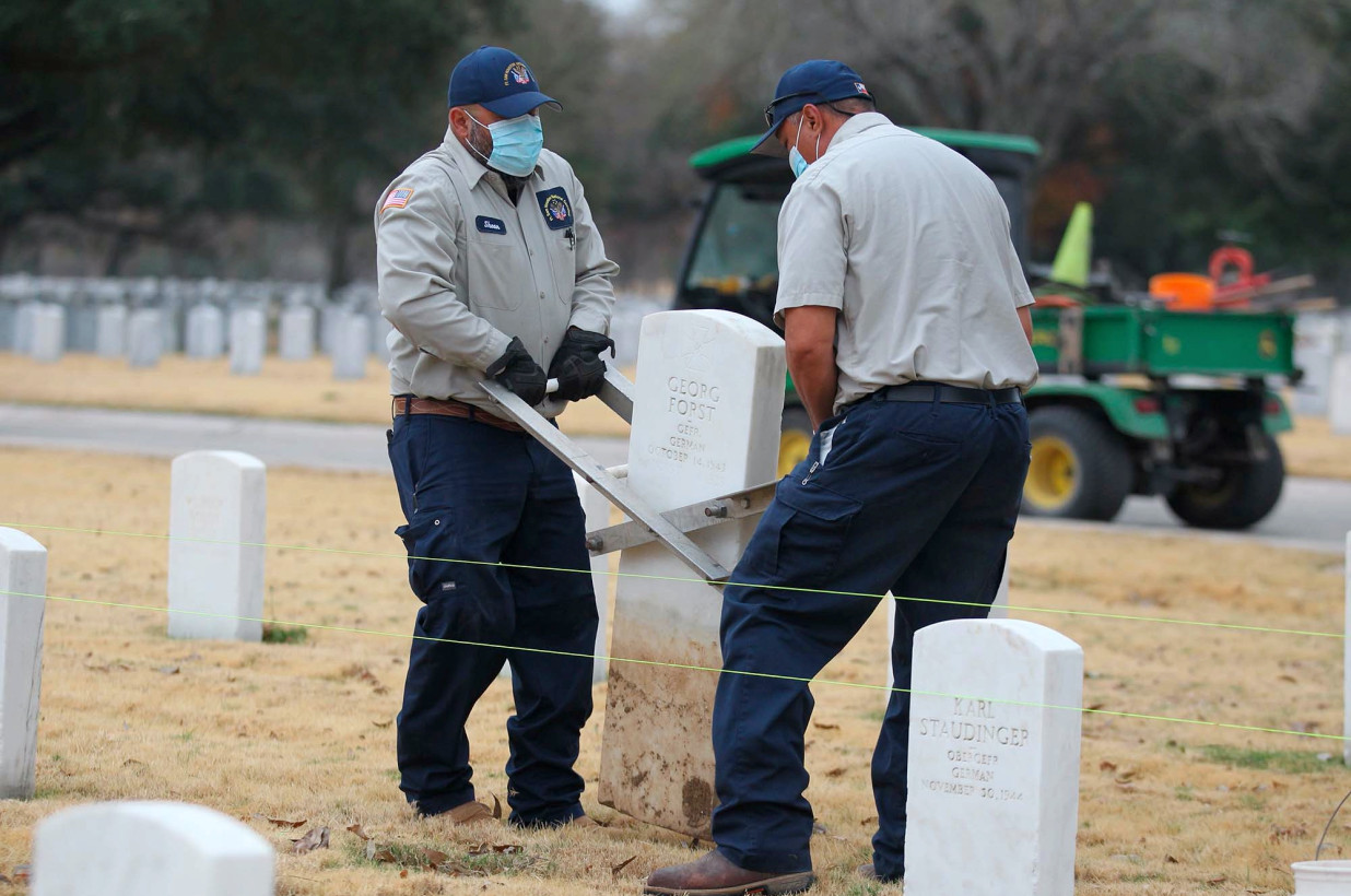 Lápidas de la Segunda Guerra Mundial con esvásticas retiradas del cementerio de Texas