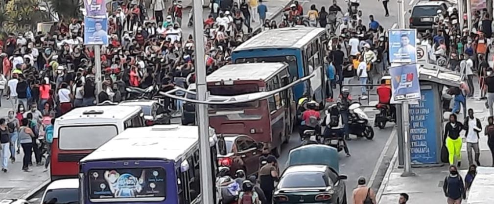 Comerciantes del mercado de La Hoyada bloquearon avenidas este #14Dic (Fotos y video)