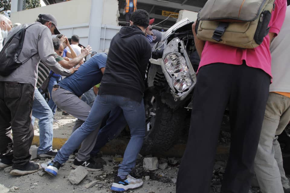 Camioneta hirió a un transeúnte tras caer de un estacionamiento en Lara (Fotos y videos)