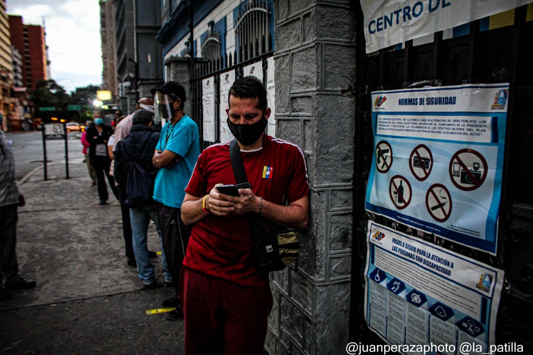 Con escasa protección de bioseguridad ingresan a los votantes en los centros electorales el #6Dic (FOTOS)