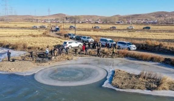 Un enorme disco de hielo asombra al mundo: Gira solo sobre un río en China