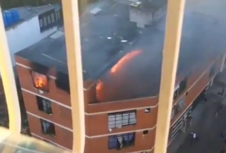 Fuerte incendio se desarrolló en un edificio expropiado por el chavismo en Guarenas este #12Dic