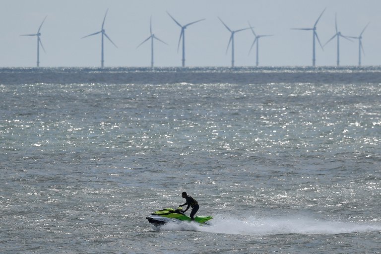 Lo detuvieron por cruzar el mar entre Irlanda y Escocia en moto de agua para ver a su novia en cuarentena