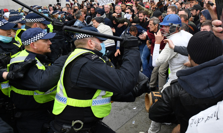 Enfrentamientos en Ucrania entre policía y manifestantes anticonfinamiento