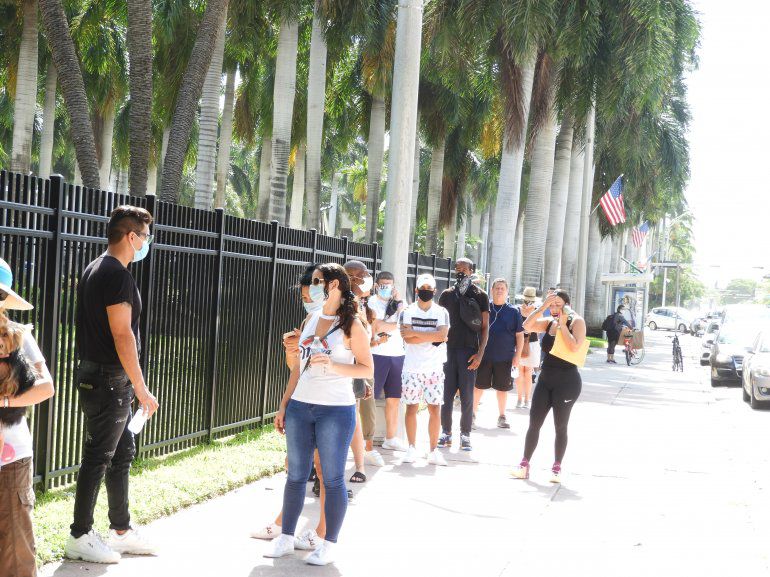 Residentes de Florida hacen largas colas para realizarse el examen de Covid-19