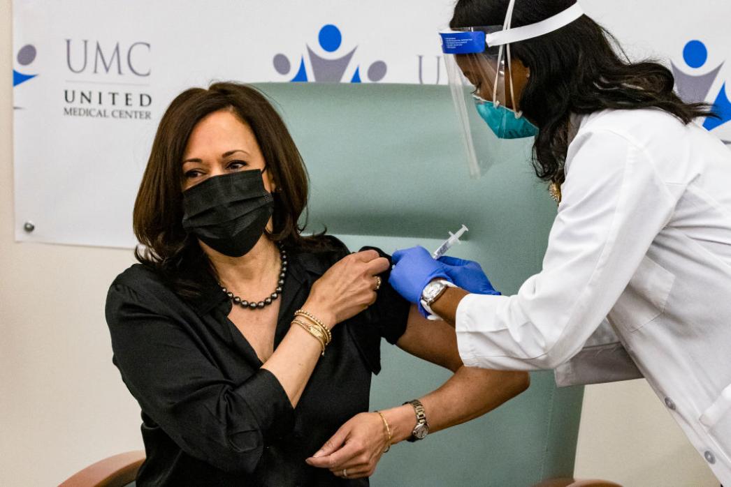 EN VIDEO: Kamala Harris recibió en público la vacuna contra el coronavirus