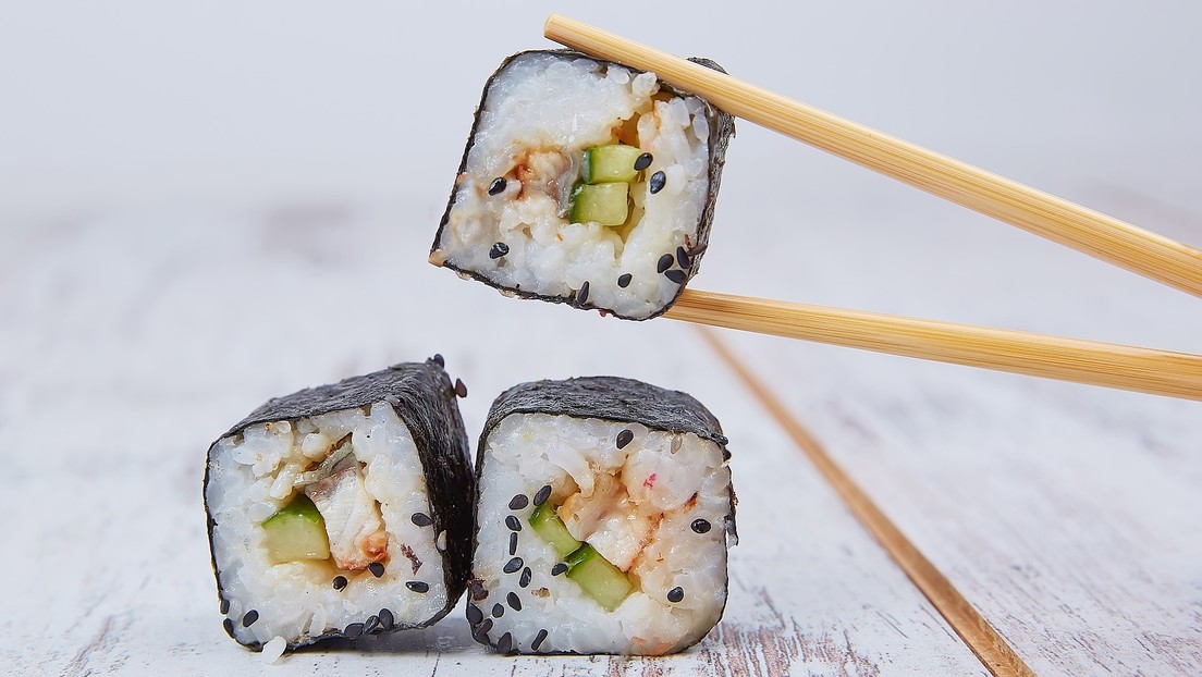 Sufrió alucinaciones e insomnio por comer sushi que preparó cinco días antes