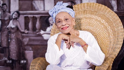 Diva del Buena Vista Social Club, Omara Portuondo, recibe el título de “Héroe del Trabajo” en Cuba