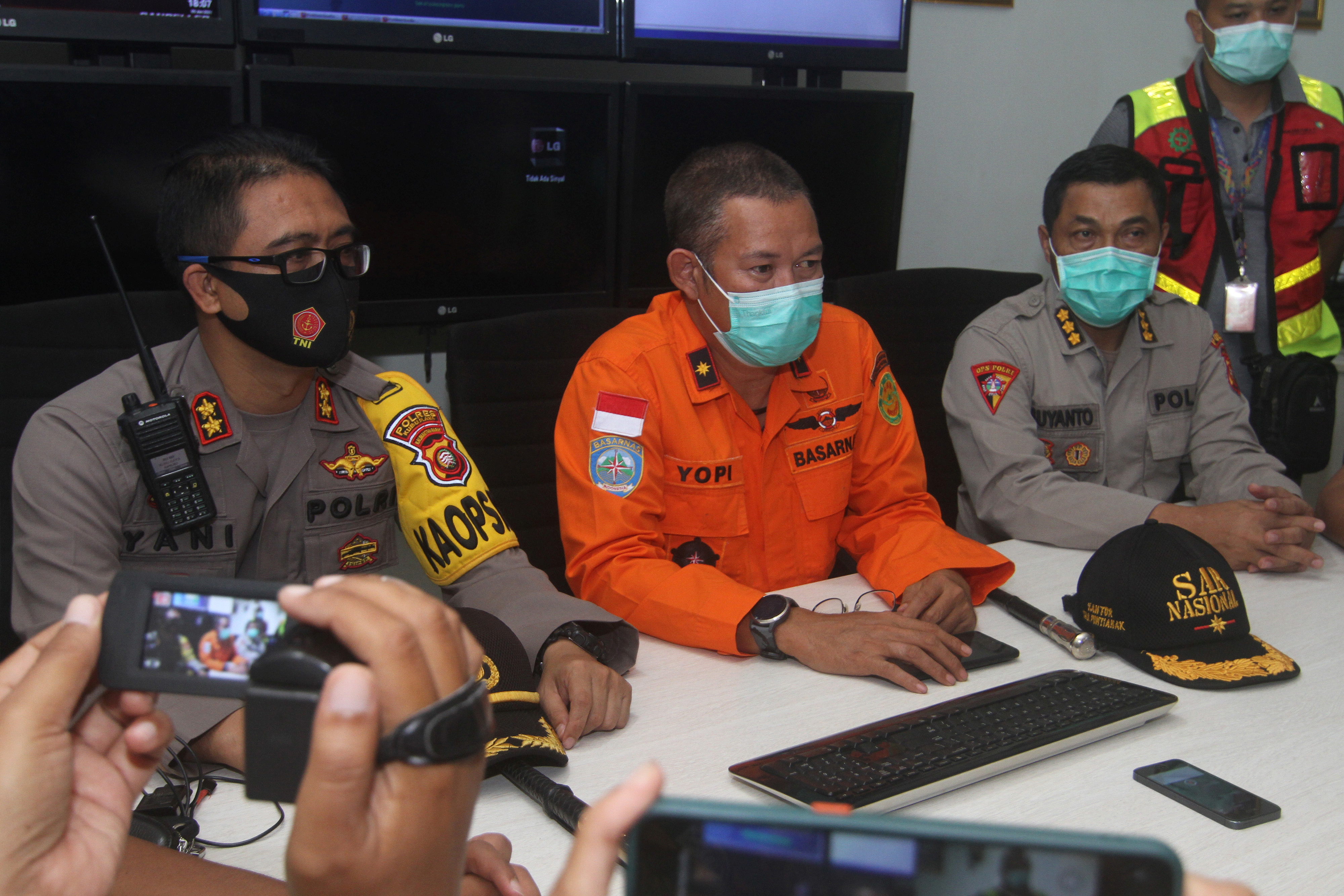 Indonesia confirma el accidente de un avión con 62 personas a bordo