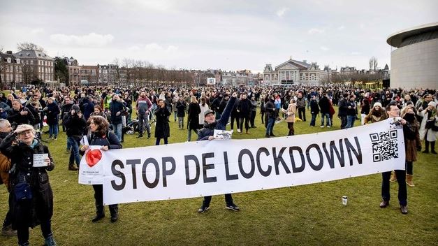 En VIDEOS: Hicieron estallar un puente en Ámsterdam en protesta al confinamiento