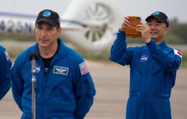 Astronautas salen de la estación internacional para tareas en “Bartolomeo”