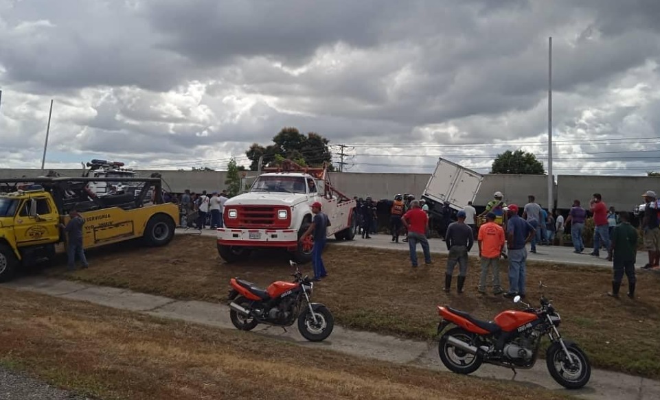 Aparatoso accidente se registró en la Autopista Regional del Centro este #9Ene (FOTOS)