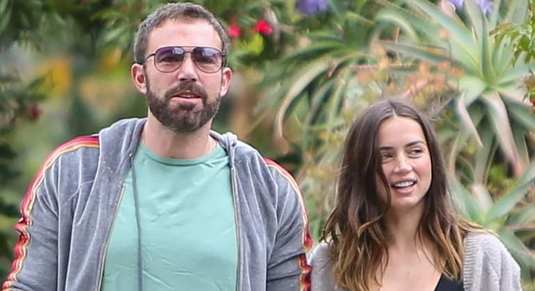 ¡Increíble! Ana de Armas es “encontrada” tirada en la basura de Ben Affleck (FOTO)