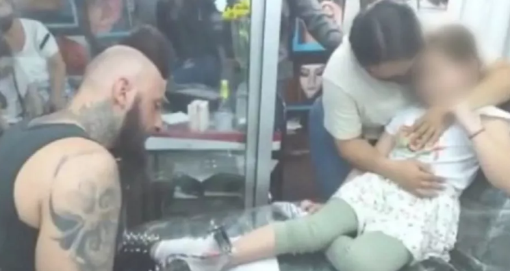 “Aguante, mija, eso no es nada: Indignación en Colombia por madre que llevó a su hija a tatuarse (VIDEO)