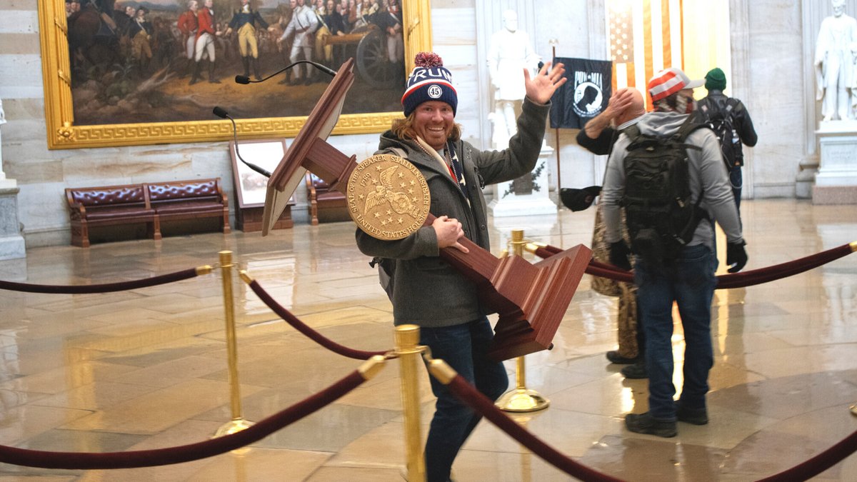 Hombre que asaltó el Capitolio de EEUU celebra fiesta antes de “ir a prisión”