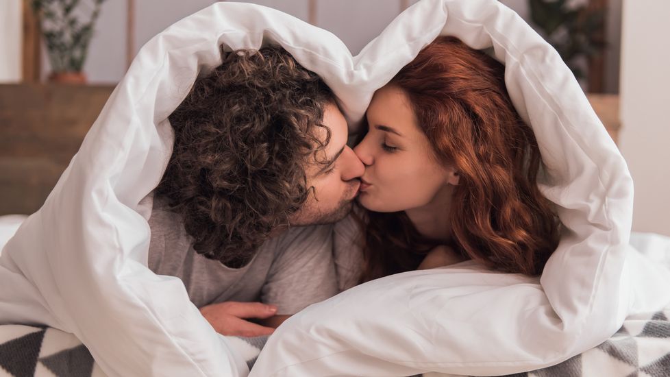 Pa’ que no te “mueras” de frío… te enseñamos 5 posiciones para que calientes a tu pareja durante el cuchi-cuchi