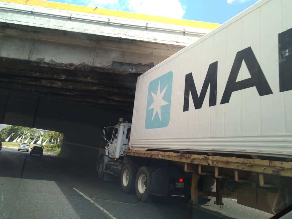 Reportan fuerte retraso vehícular en la autopista Francisco Fajardo este #3Ene (FOTOS)